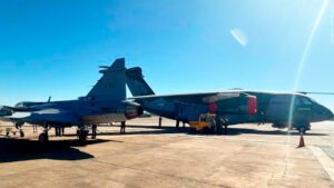 Esquadrão Zeus realiza procedimento de reabastecimento em solo do F-39 Gripen