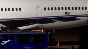 Aeronave militar dos EUA, Boeing C-32B, realiza operação discreta no Brasil