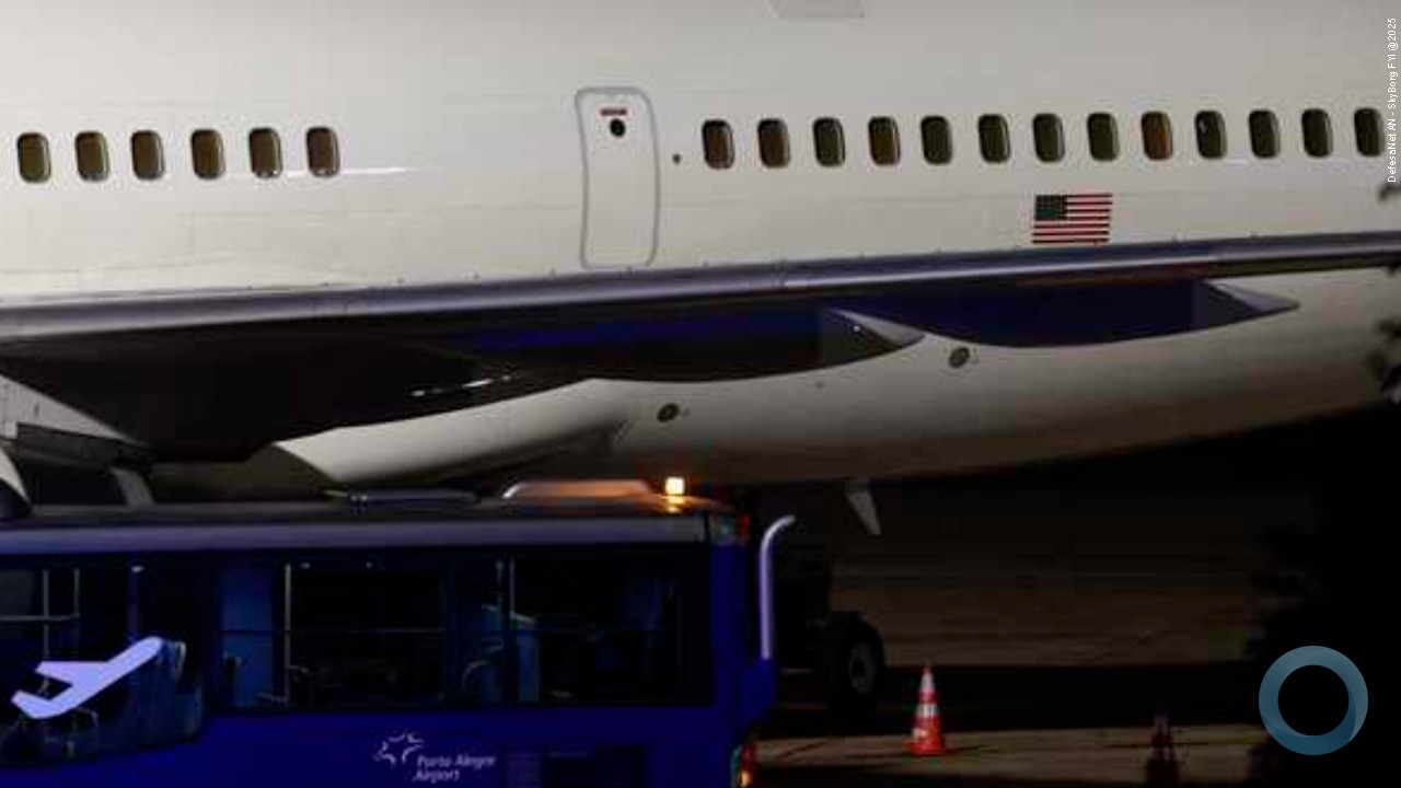 Aeronave militar dos EUA, Boeing C-32B, realiza operação discreta no Brasil