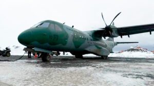 CCA-SJ realiza entrega final do cenário antártico para o simulador do C-105 Amazonas
