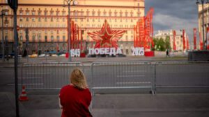 Sede do serviço de segurança FSB (antiga KGB) decorada para o para o Dia da Vitória, que marcou o 80º aniversário da vitória da União Soviética sobre a Alemanha nazista na Segunda Guerra Mundial, em 7 de maio de 2025. AFP - ANGELOS TZORTZINIS