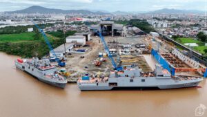 Fragatas “Tamandaré” e “Jerônimo de Albuquerque” dividem as águas de Itajaí (SC)