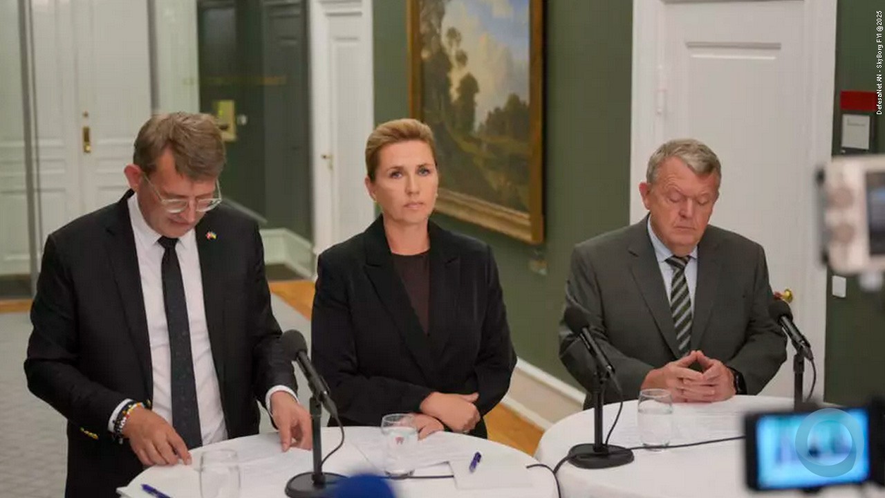 A primeira-ministra da Dinamarca, Mette Frederiksen, concede entrevista à imprensa, em Copenhague, ao lado de seus ministros da Defesa e das Relações Exteriores,