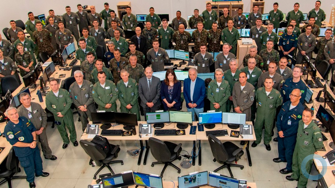 Ministro da Defesa visita COMAEX 2025 em Brasília