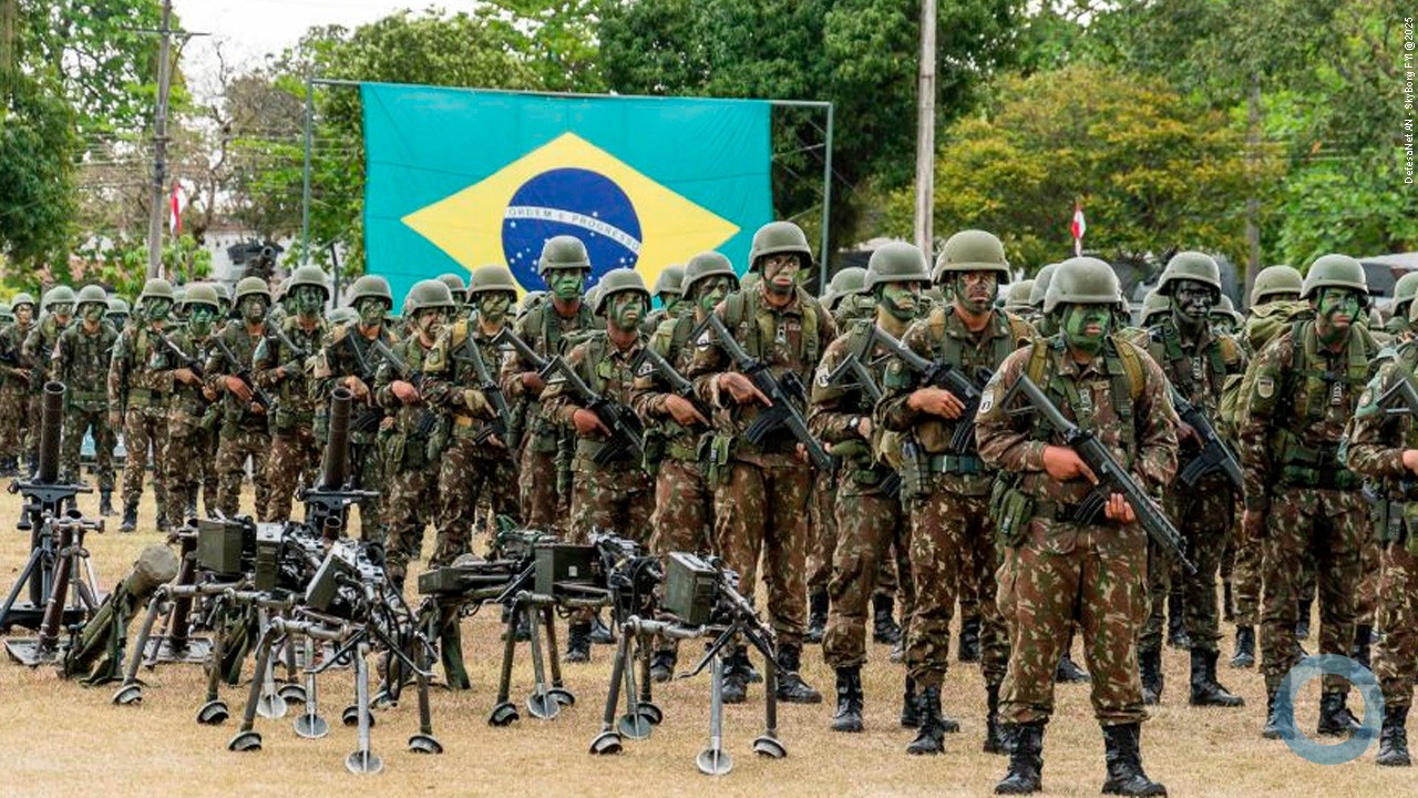 Comandante de Operações Terrestres inspeciona tropas da 1ª Divisão de Exército