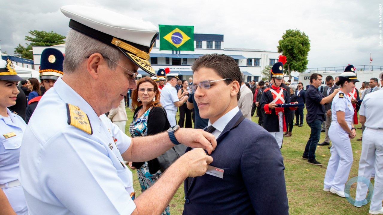 Felipe Medeiros, da BAE Systems Brasil, recebe condecoração da Marinha do Brasil