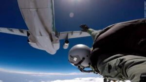 PARA-SAR e o salto livre operacional inédito a 33 mil pés