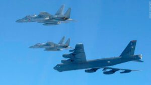EUA Realinham Postura no Indo-Pacífico: B-52 operam com F-35 e F-15 japoneses após manobras Sino-Russas