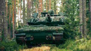 Iron Fist reforça blindados CV90 da OTAN em contratos de US$ 150 milhões