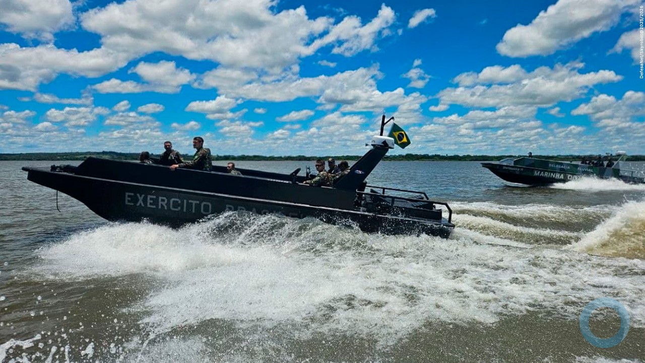 Exército Brasileiro testa nova embarcação blindada no Rio Paraná