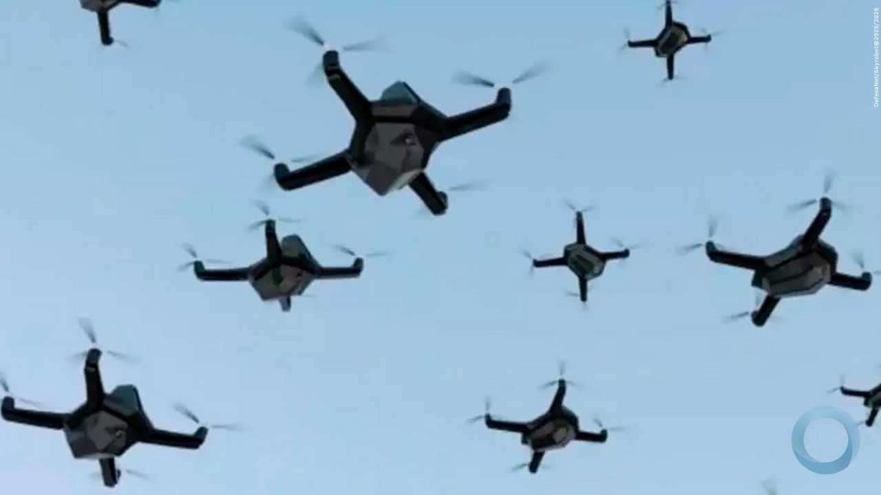 Dronização do campo de batalha: China testa enxame de 200 drones controlados por um único soldado com apoio de IA