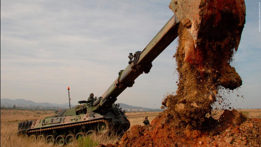 Engenharia de Combate em ação: mobilidade, proteção e poder de manobra.

Sob o ruído dos motores e o peso do aço, a engenharia militar transforma o terreno — remove obstáculos, prepara posições e garante que a força principal avance com segurança e superioridade tática. Sem mobilidade, não há ofensiva; sem engenharia, não há liberdade de ação.