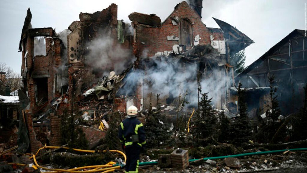 Guerra na Ucrânia entra no 4º ano com escalada aérea, ganhos táticos e pressão estratégica ampliada