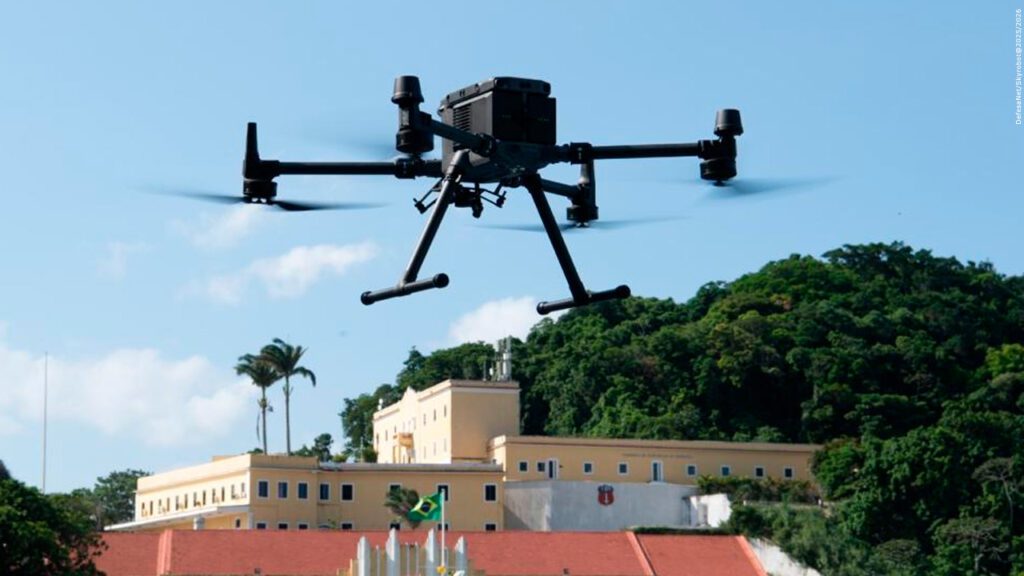 Exército apresenta sistema inovador com inteligência artificial para controlar enxames de drones em operações militares