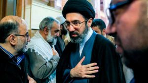 Khamenei ordenou que o Estreito de Ormuz permaneça fechado, prometeu vingar os mortos e afirmou estar disposto a prosseguir com a guerra