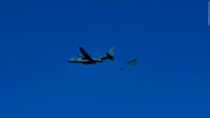 FAB realiza lançamento aéreo com o C-105 Amazonas na Antártica