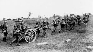 Soldados alemães transportam canhões de campanha durante a Segunda Batalha do Marne, em julho de 1918