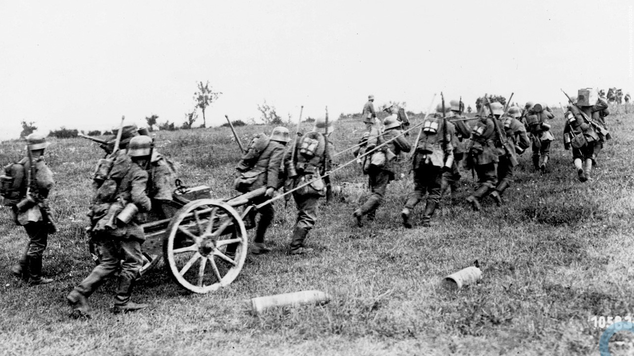 Soldados alemães transportam canhões de campanha durante a Segunda Batalha do Marne, em julho de 1918