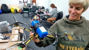 Drones vs Escala de Produção: equilíbrio entre escala industrial e produção distribuída.