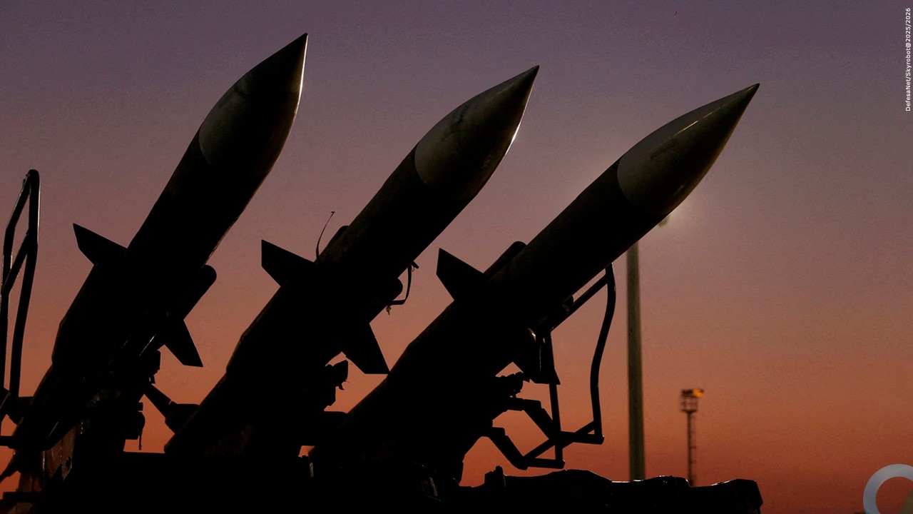 Operação naval dos Estados Unidos no Golfo Pérsico evidencia a projeção contínua de poder em um cenário de “cessar-fogo operacional”, no qual a presença militar permanece como instrumento central de dissuasão e controle das rotas estratégicas.