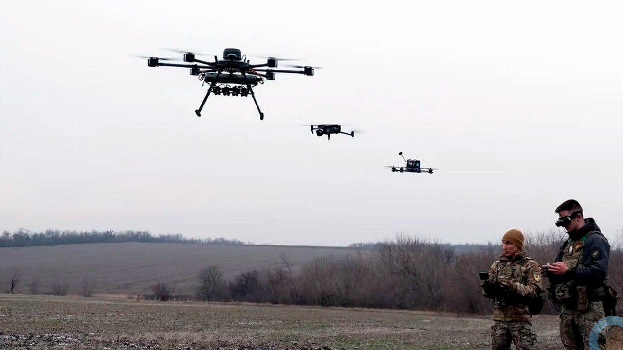 A inversão da doutrina: como a guerra na Ucrânia redefine a autoridade militar no século XXI