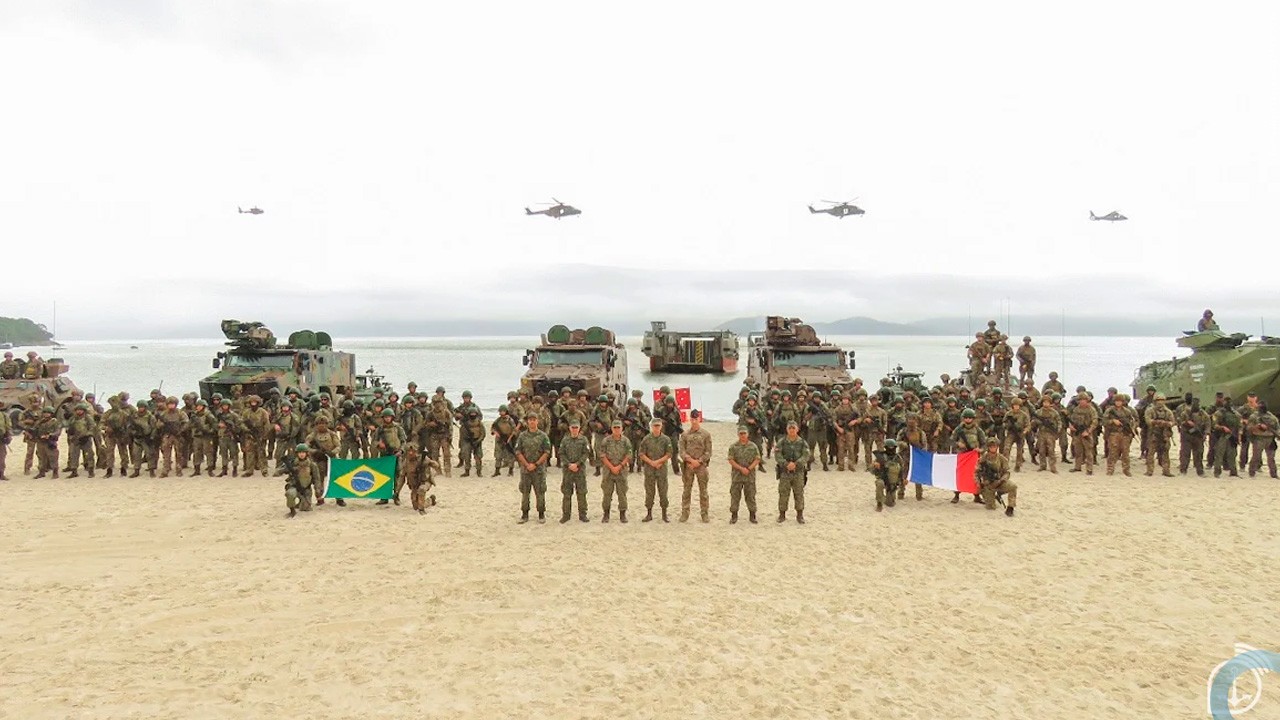 Marinhas do Brasil e da França mobilizam 1.700 militares, navios, blindados, helicópteros e submarinos em exercício no Rio de Janeiro