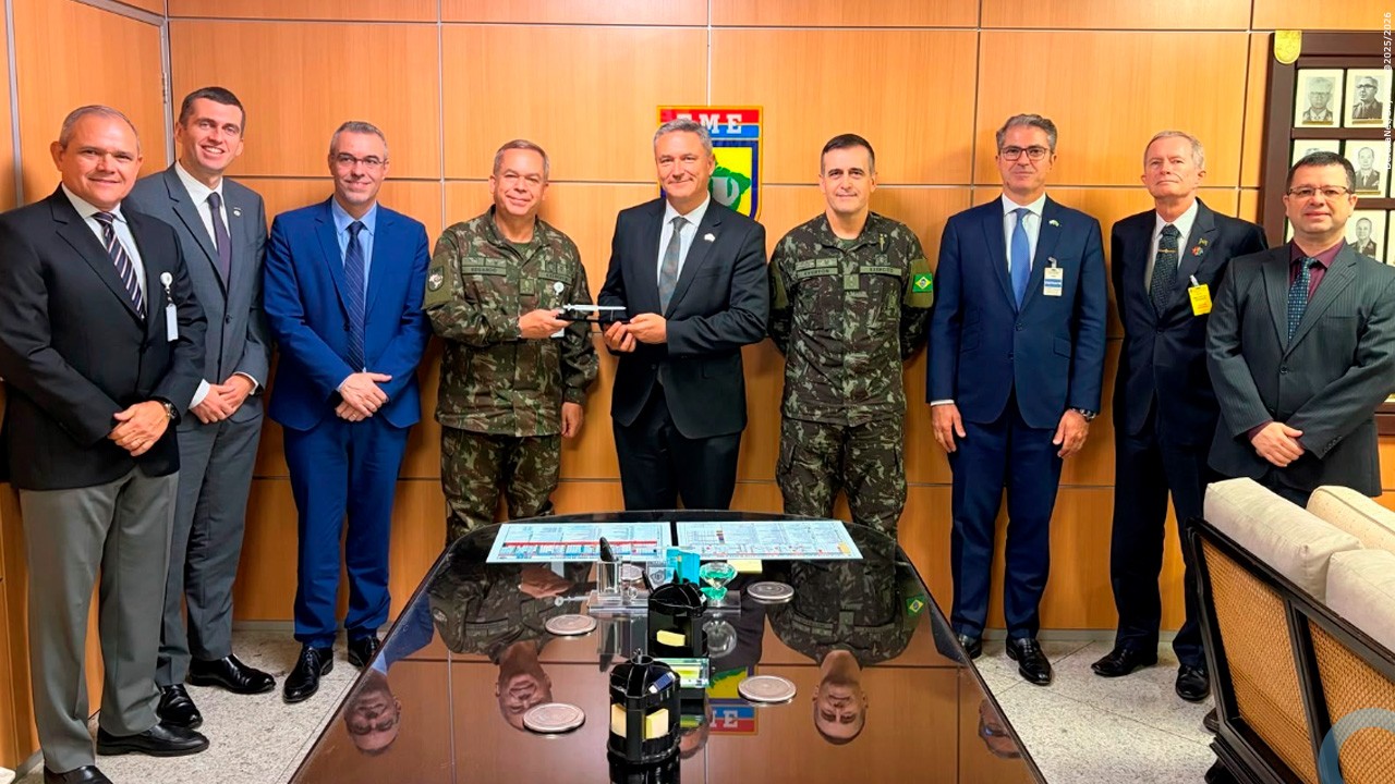 CEO da MBDA, Eric Béranger, é recebido pelo Subchefe do Estado-Maior do Exército, General Eduardo Tavares Martins