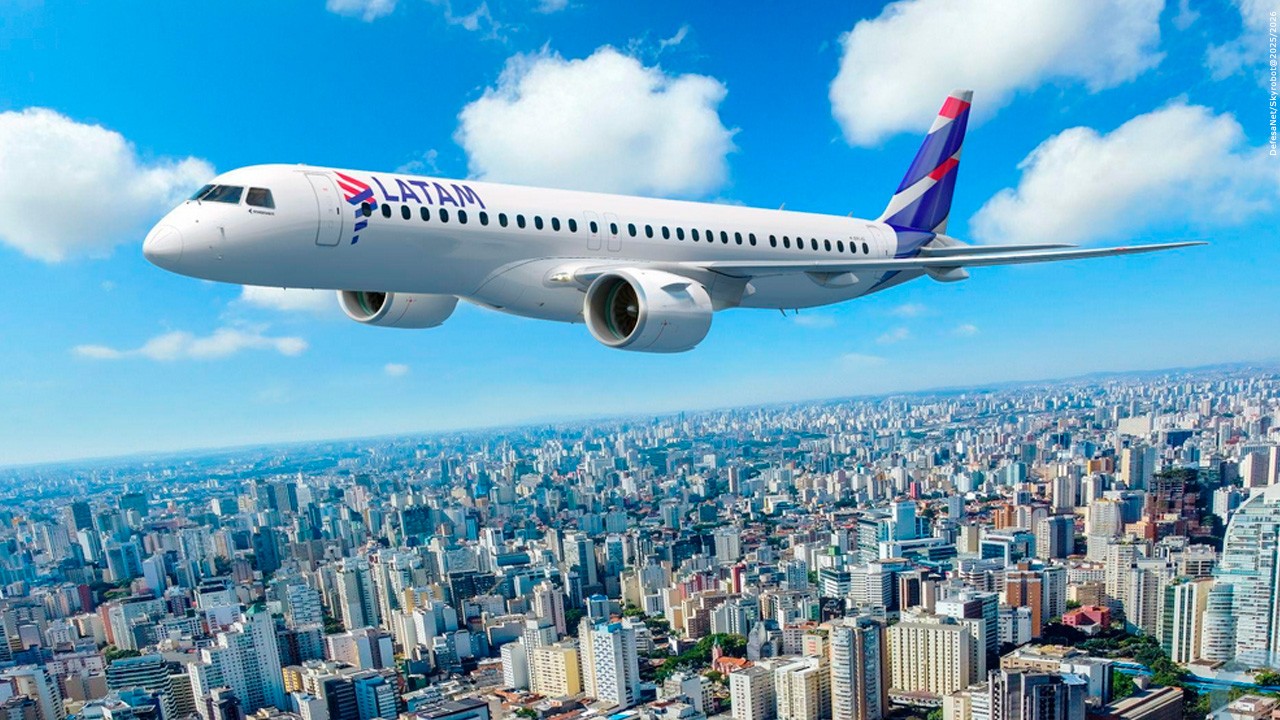 LATAM revela seu primeiro E195-E2 já pintado na fábrica da Embraer e avança em plano para ampliar conectividade do Brasil