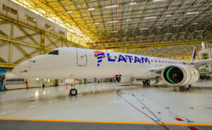 LATAM revela seu primeiro E195-E2 já pintado na fábrica da Embraer e avança em plano para ampliar conectividade do Brasil