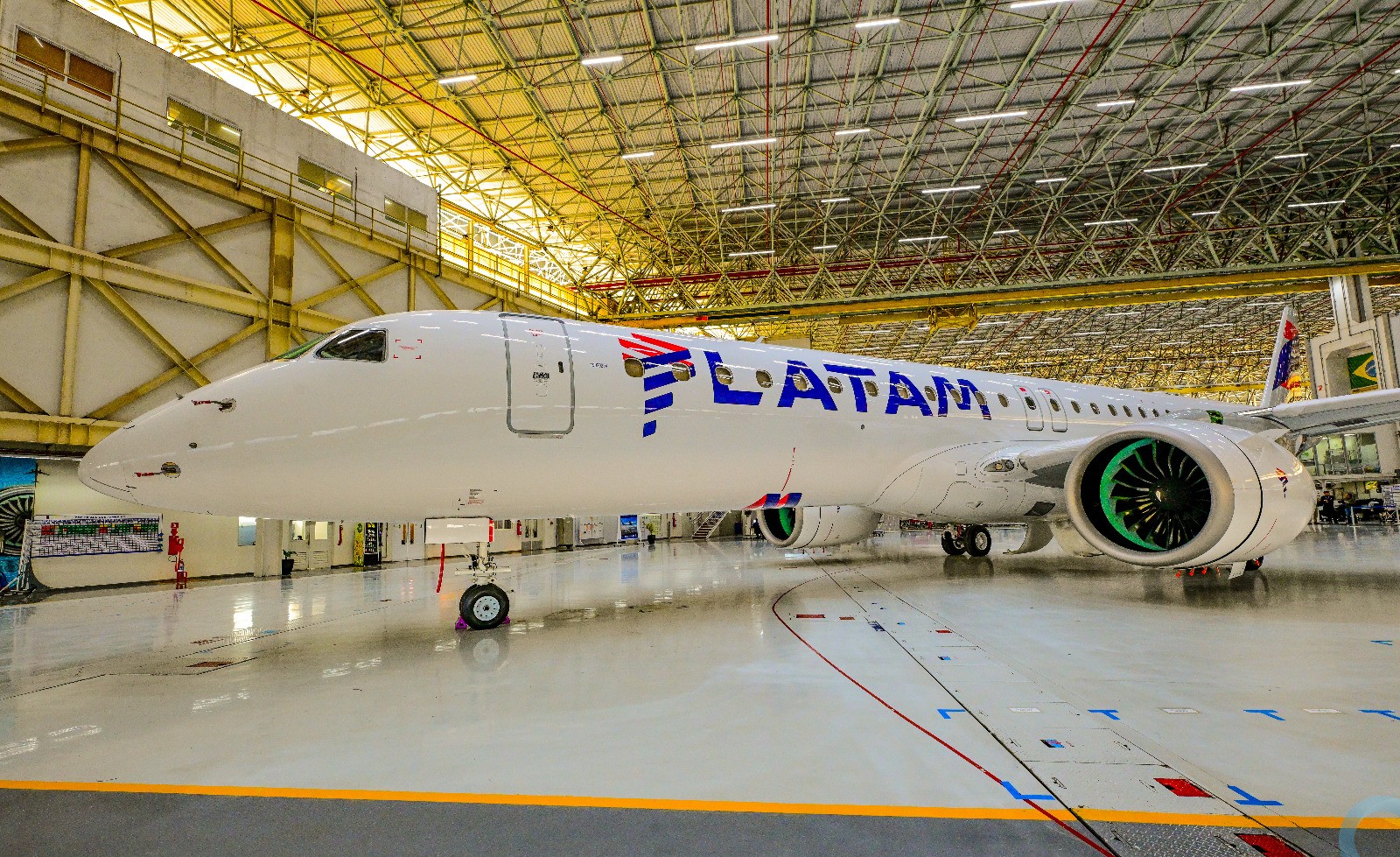 LATAM revela seu primeiro E195-E2 já pintado na fábrica da Embraer e avança em plano para ampliar conectividade do Brasil