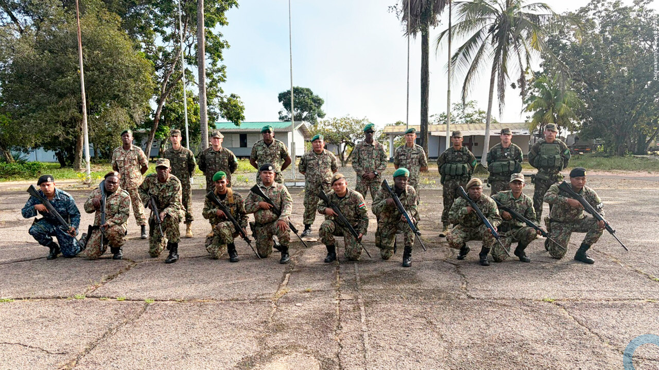 Militares brasileiros ministram técnicas de Guerra na Selva no Suriname