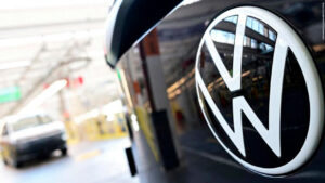 Fábrica da Volkswagen pode inaugurar novo modelo de reindustrialização militar na Alemanha