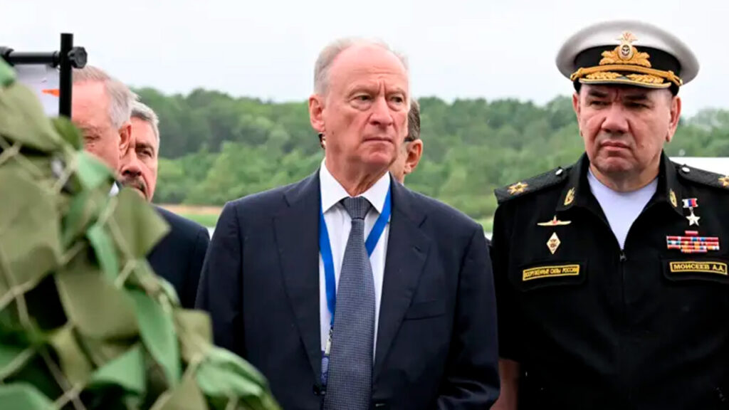 Nikolai Patrushev afirmou que Moscou usaria “todo o seu arsenal” caso a Polônia entrasse em conflito militar com a Rússia. Declaração ocorre após novos ataques russos na Ucrânia, perto da fronteira polonesa, e em meio a alertas de Varsóvia sobre risco de escalada.