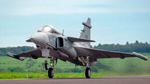 Gripen produzido no Brasil voa e abre nova etapa para a indústria de defesa